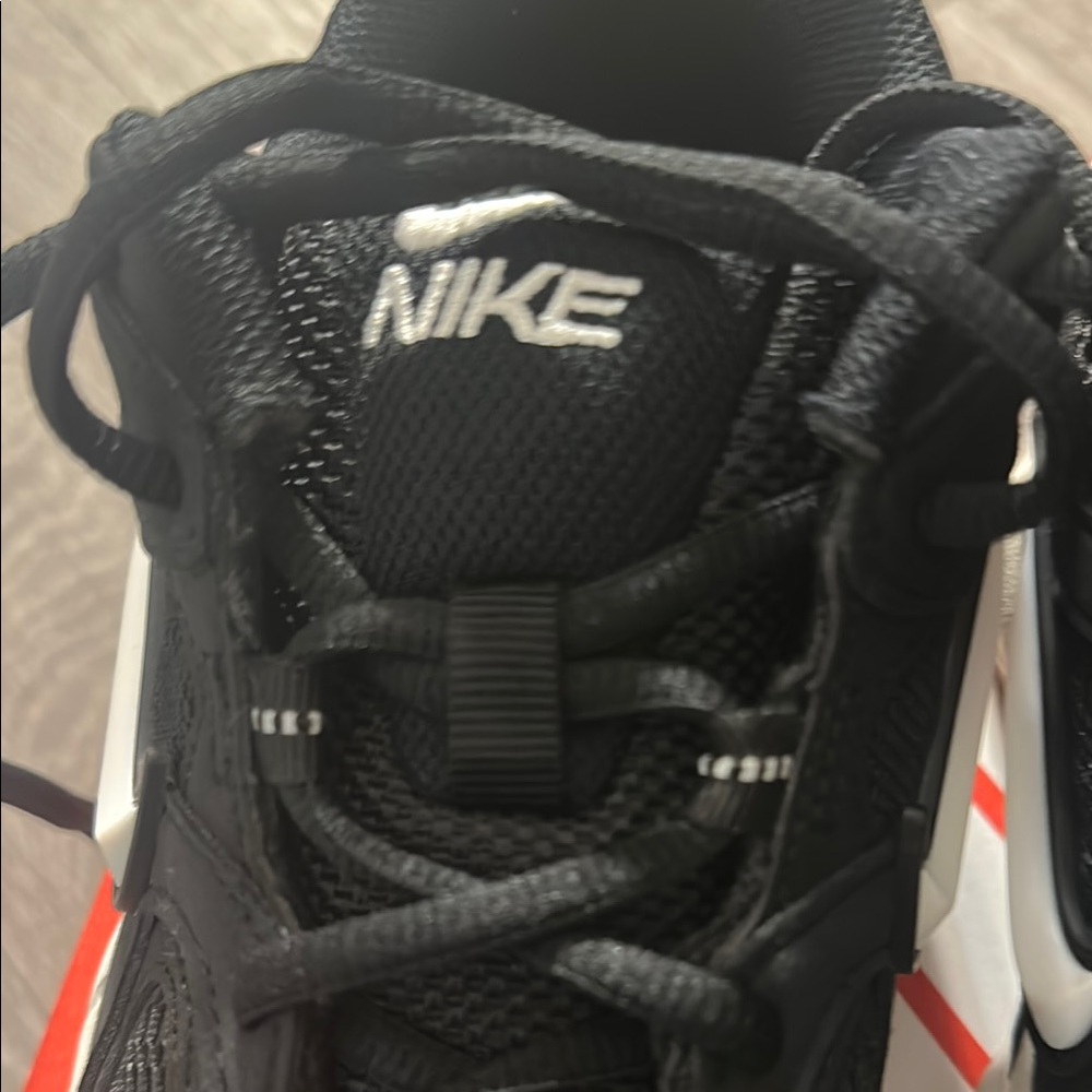 Nike Woman’s V5 RNR - Picture 8 of 9